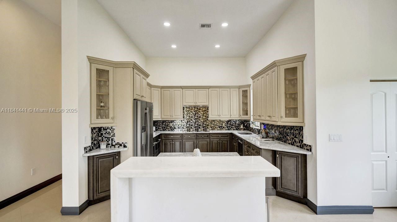 En Venta: $2,295,000 (5 camas, 5 baños, 5025 Pies cuadrados)