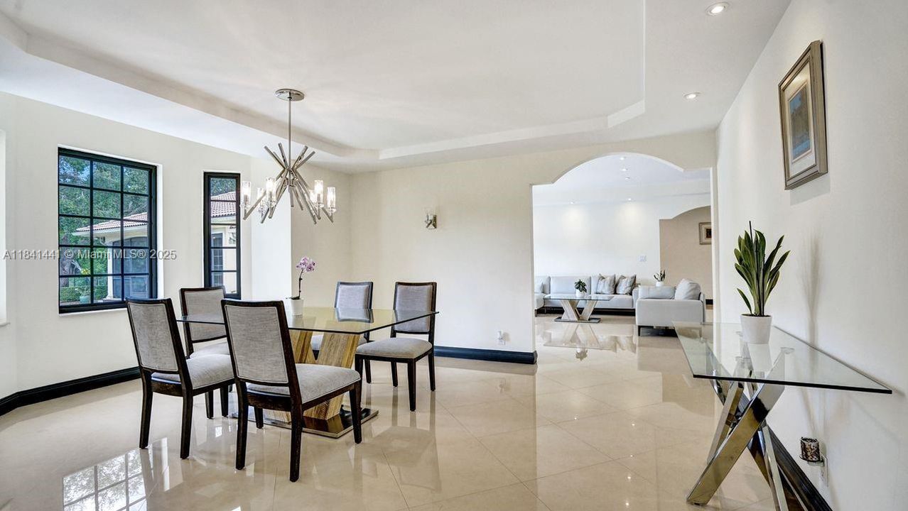 En Venta: $2,295,000 (5 camas, 5 baños, 5025 Pies cuadrados)