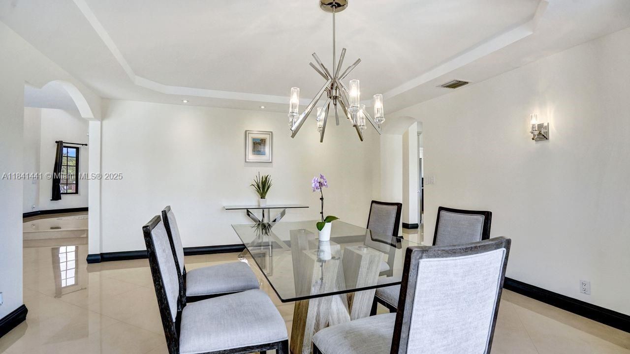 En Venta: $2,295,000 (5 camas, 5 baños, 5025 Pies cuadrados)