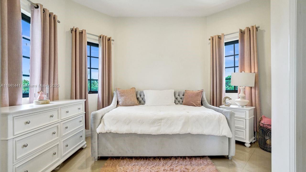 En Venta: $2,295,000 (5 camas, 5 baños, 5025 Pies cuadrados)