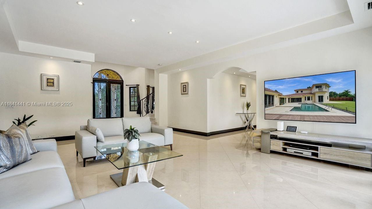 En Venta: $2,295,000 (5 camas, 5 baños, 5025 Pies cuadrados)