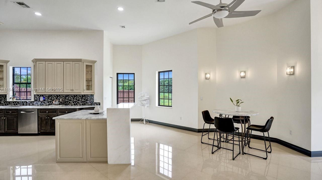 En Venta: $2,295,000 (5 camas, 5 baños, 5025 Pies cuadrados)