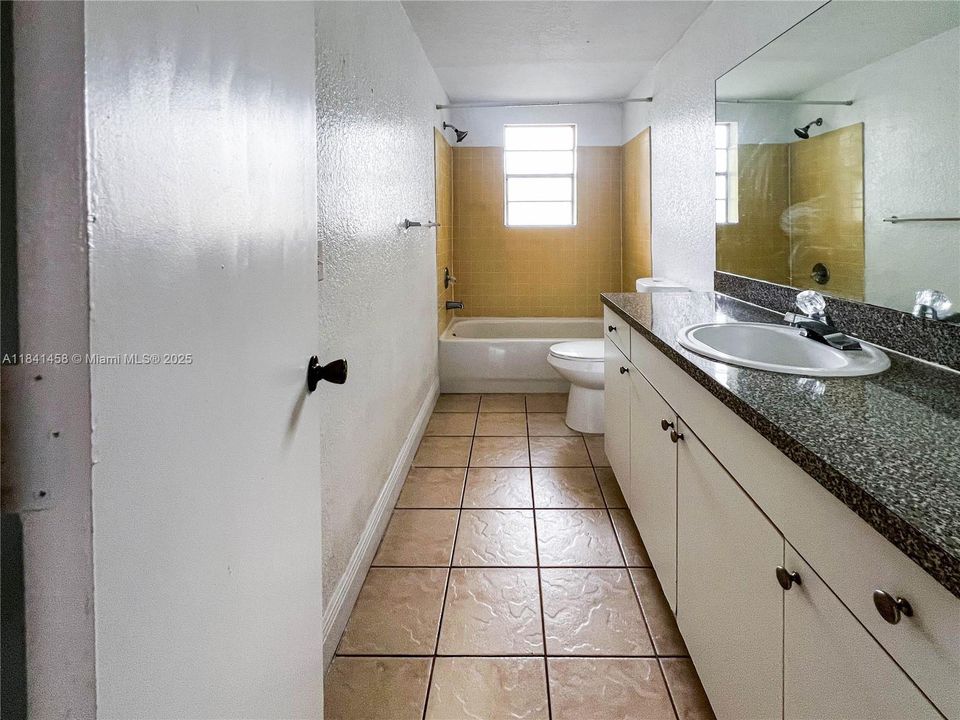 For Sale: $177,000 (1 beds, 1 baths, 664 Square Feet)