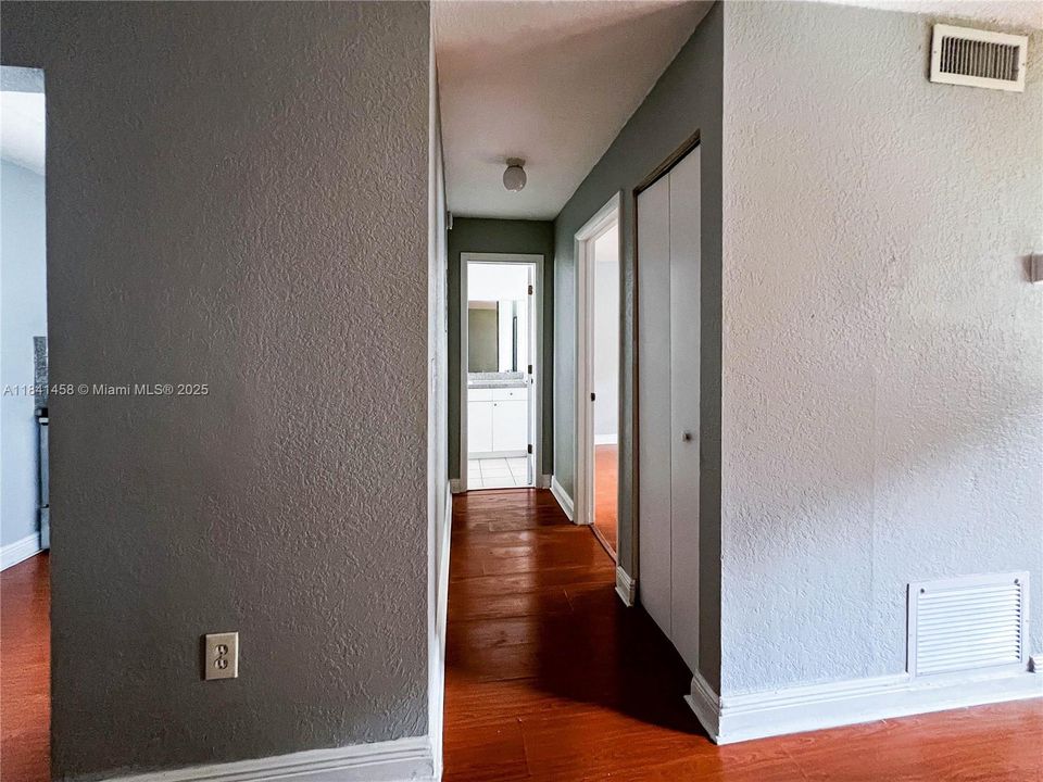 For Sale: $177,000 (1 beds, 1 baths, 664 Square Feet)