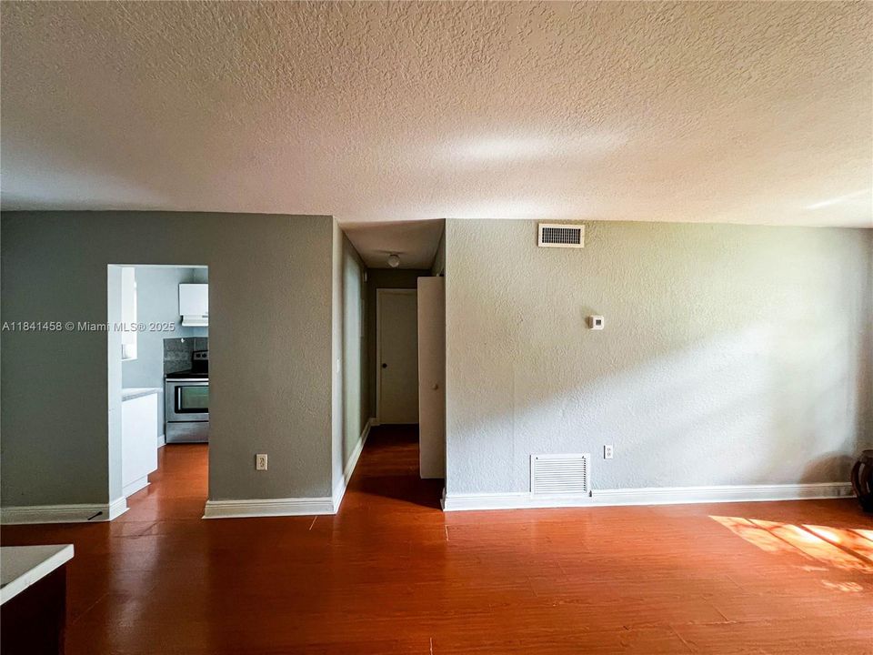 For Sale: $177,000 (1 beds, 1 baths, 664 Square Feet)