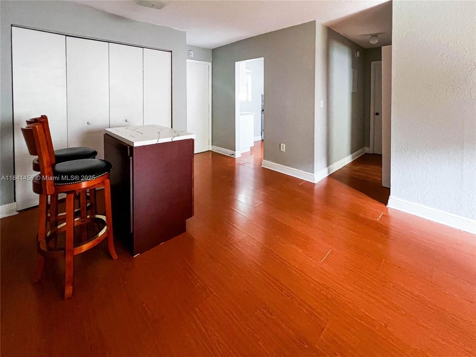 For Sale: $177,000 (1 beds, 1 baths, 664 Square Feet)