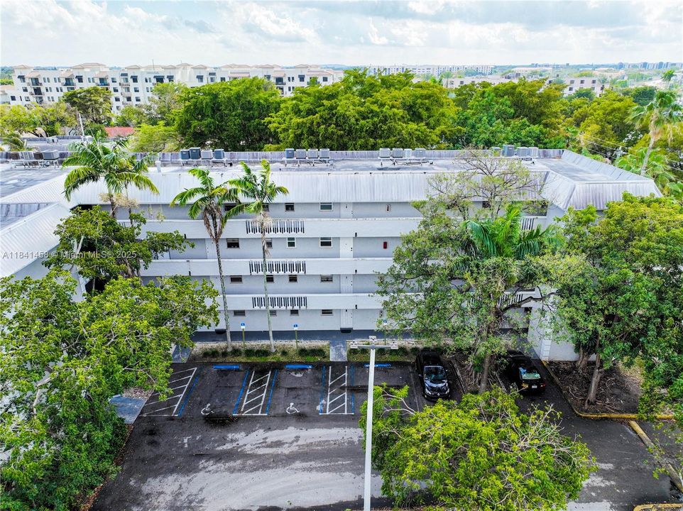 For Sale: $177,000 (1 beds, 1 baths, 664 Square Feet)