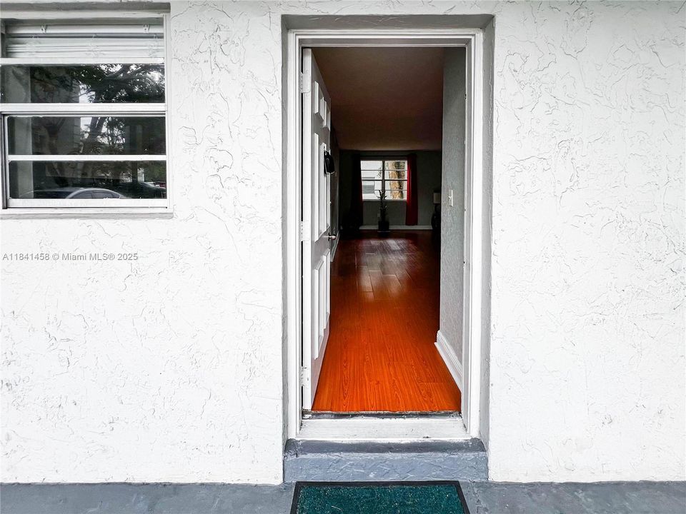 For Sale: $177,000 (1 beds, 1 baths, 664 Square Feet)