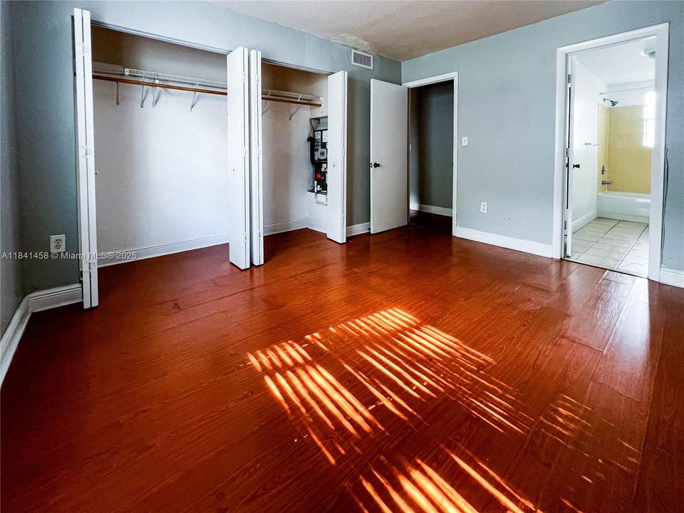 For Sale: $177,000 (1 beds, 1 baths, 664 Square Feet)