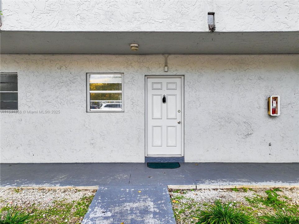 For Sale: $177,000 (1 beds, 1 baths, 664 Square Feet)