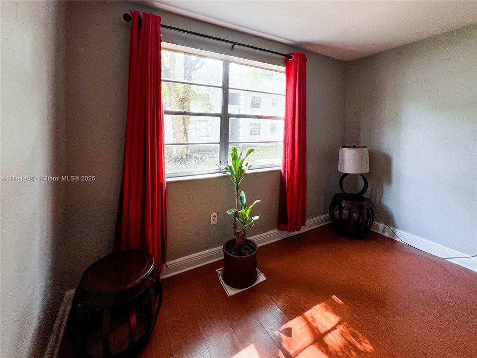 For Sale: $177,000 (1 beds, 1 baths, 664 Square Feet)