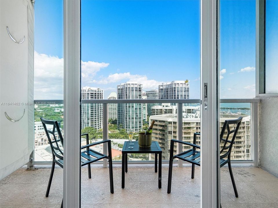 Недавно продано: $699,000 (1 спален, 2 ванн, 767 Квадратных фут)