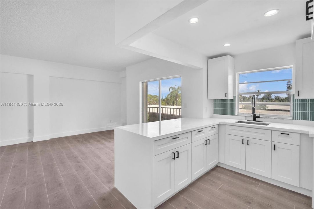 For Sale: $265,000 (1 beds, 1 baths, 607 Square Feet)