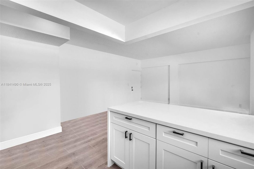For Sale: $265,000 (1 beds, 1 baths, 607 Square Feet)