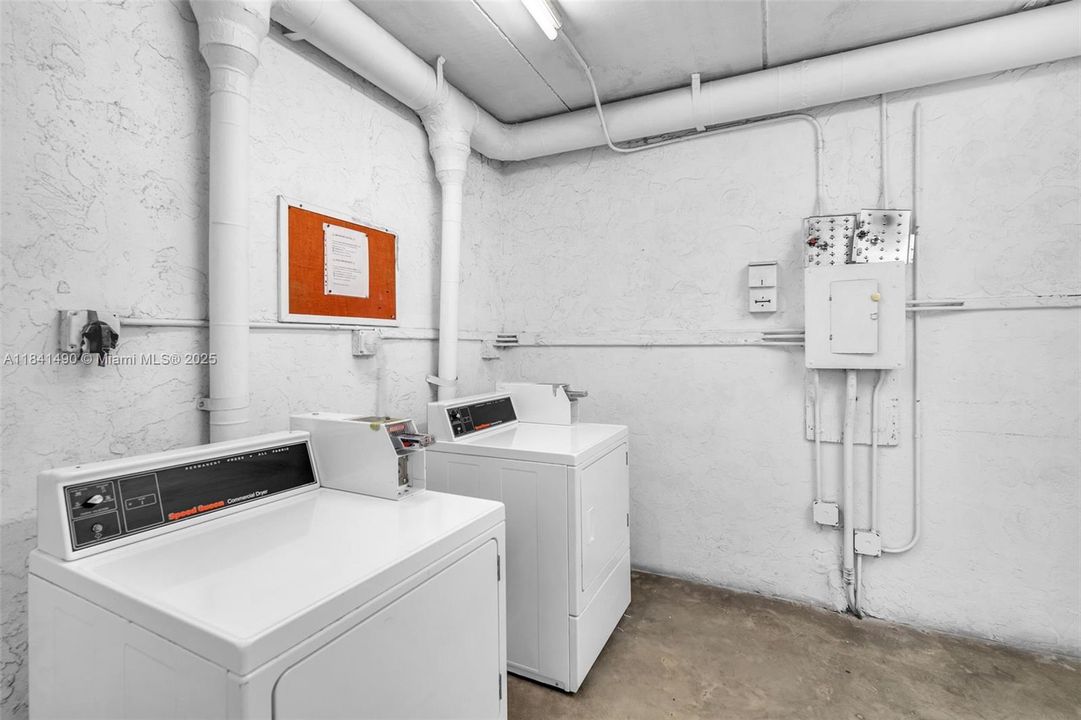 For Sale: $265,000 (1 beds, 1 baths, 607 Square Feet)