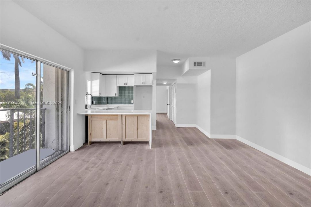 For Sale: $265,000 (1 beds, 1 baths, 607 Square Feet)