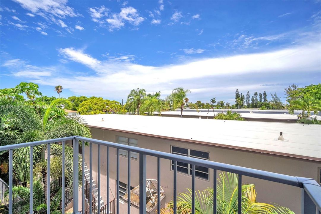 For Sale: $265,000 (1 beds, 1 baths, 607 Square Feet)