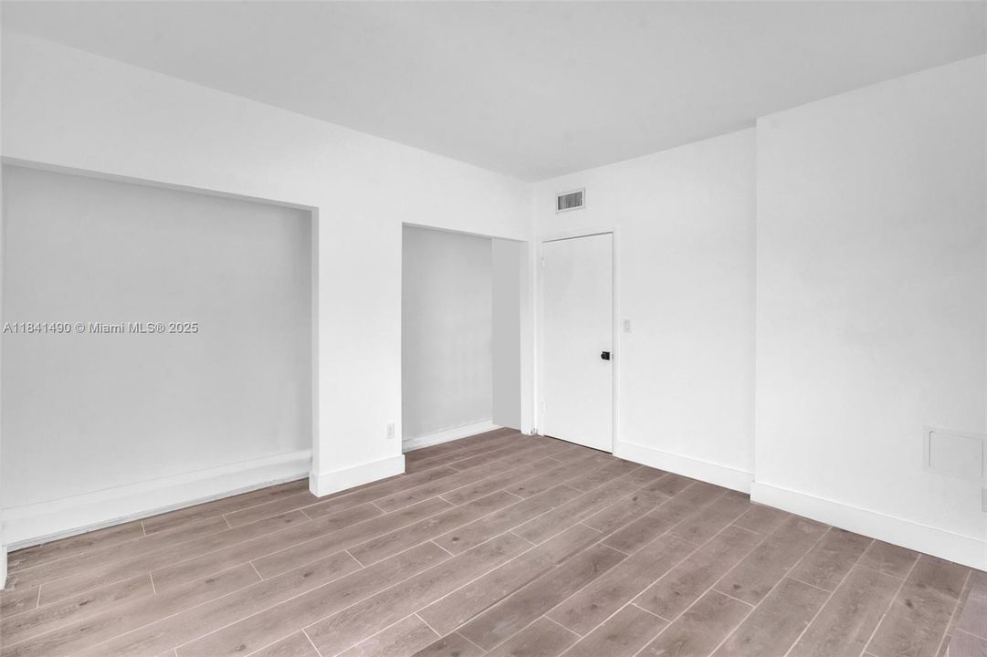 For Sale: $265,000 (1 beds, 1 baths, 607 Square Feet)