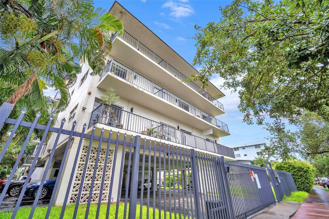 For Sale: $265,000 (1 beds, 1 baths, 607 Square Feet)