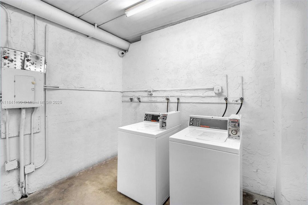 For Sale: $265,000 (1 beds, 1 baths, 607 Square Feet)