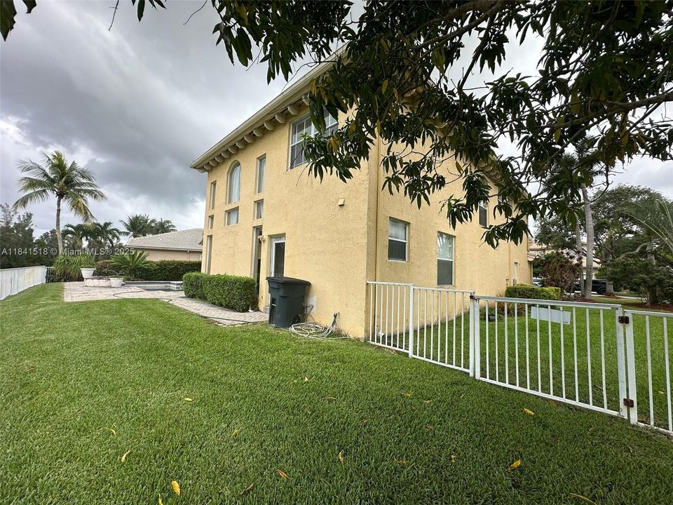 Active With Contract: $799,900 (5 beds, 5 baths, 3561 Square Feet)