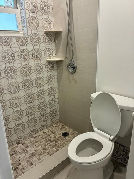 合同活跃: $1,400 (1 贝兹, 1 浴室, 300 平方英尺)