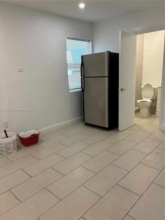 合同活跃: $1,400 (1 贝兹, 1 浴室, 300 平方英尺)