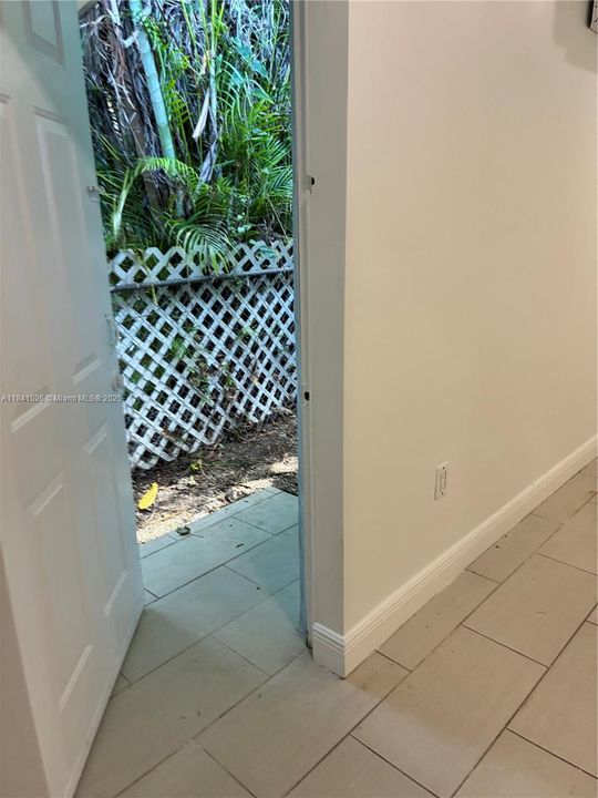 合同活跃: $1,400 (1 贝兹, 1 浴室, 300 平方英尺)