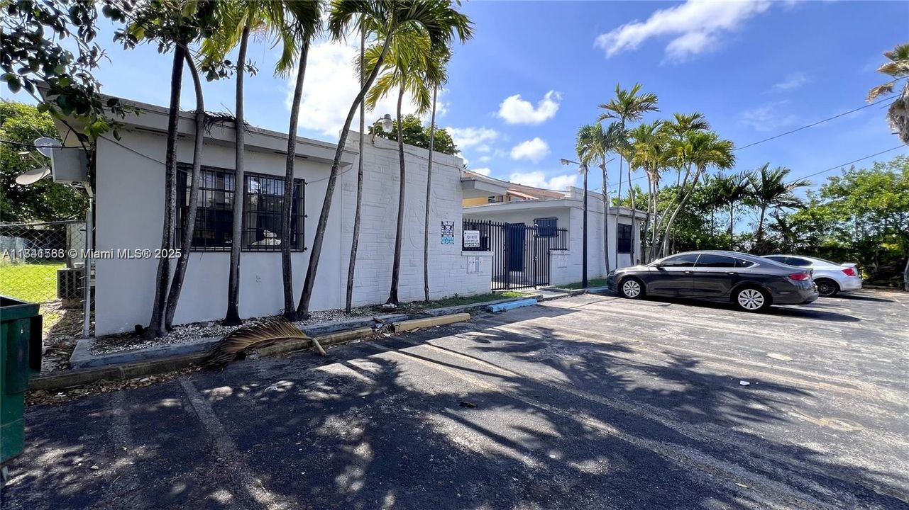 合同活跃: $1,450 (0 贝兹, 1 浴室, 1953 平方英尺)