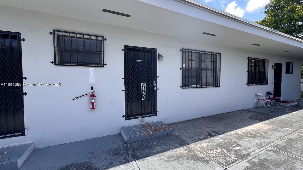 合同活跃: $1,450 (0 贝兹, 1 浴室, 1953 平方英尺)