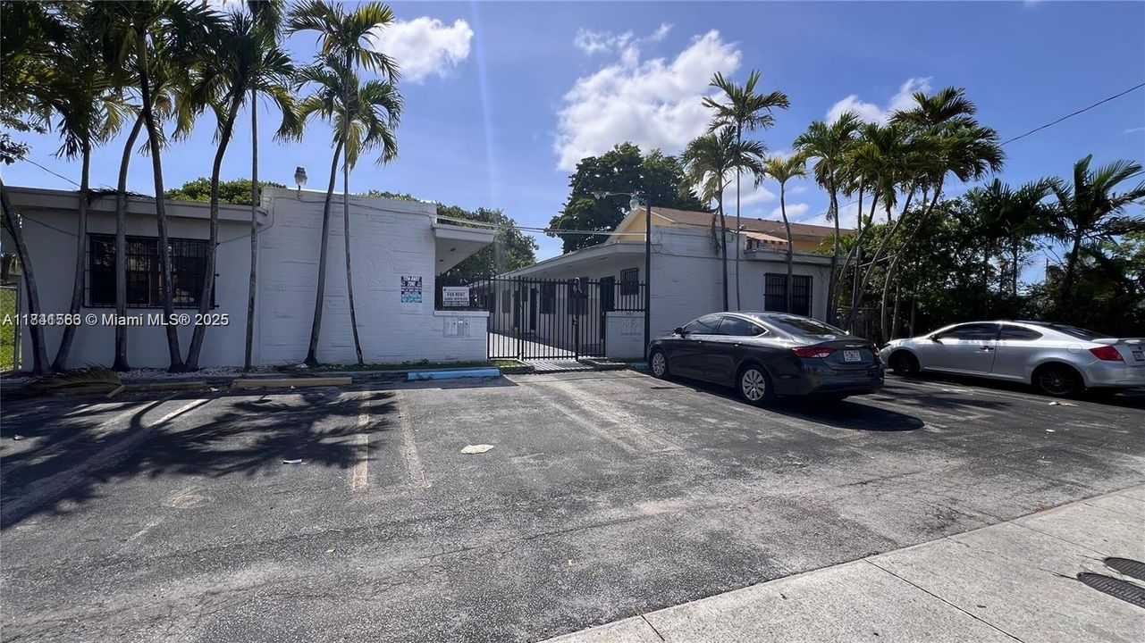 合同活跃: $1,450 (0 贝兹, 1 浴室, 1953 平方英尺)