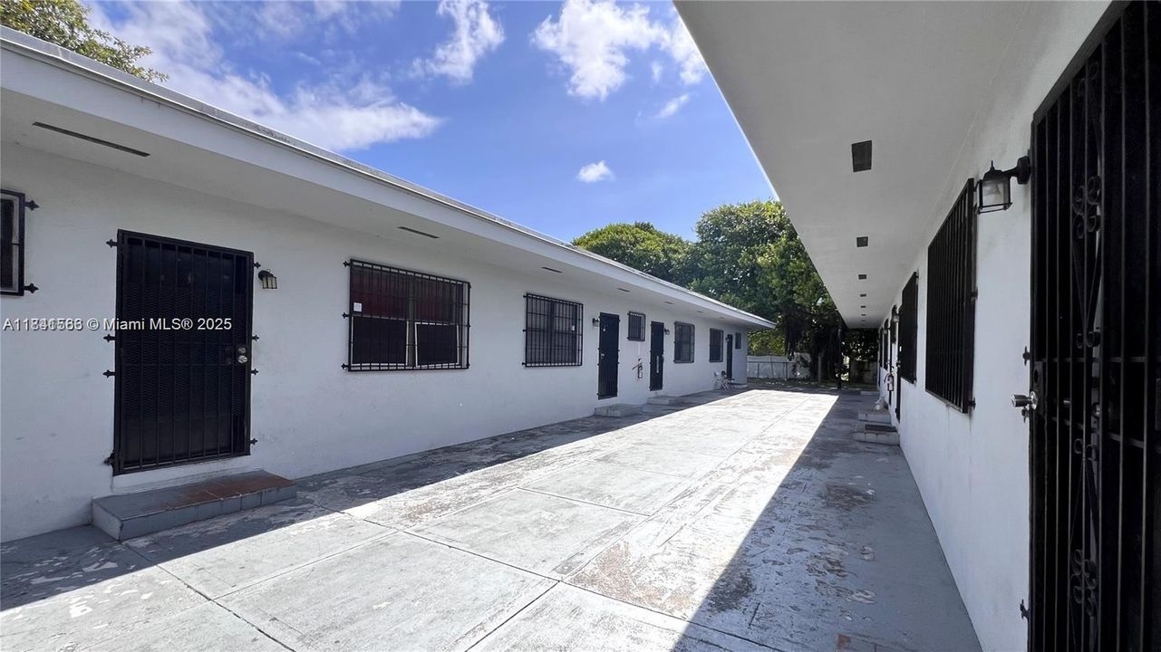 合同活跃: $1,450 (0 贝兹, 1 浴室, 1953 平方英尺)