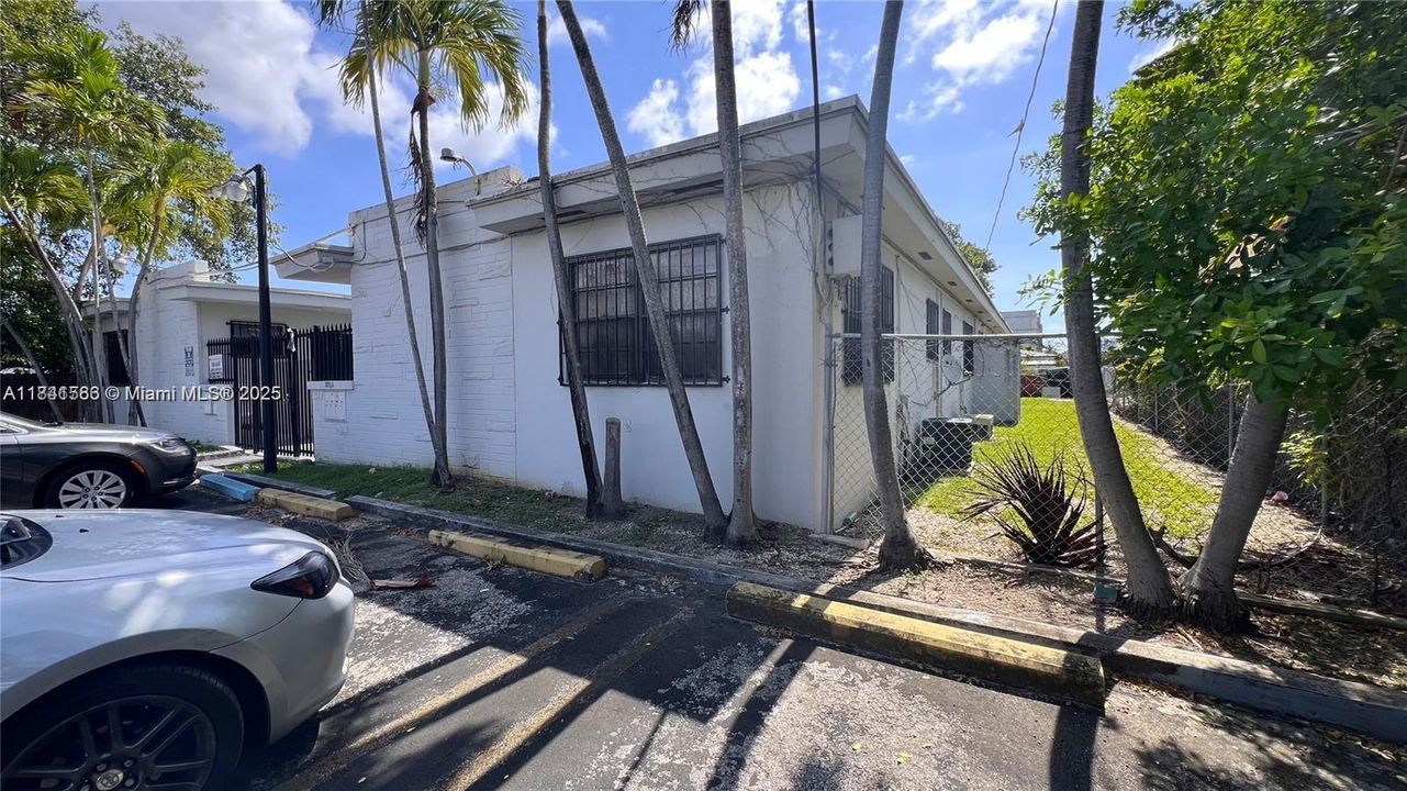 合同活跃: $1,450 (0 贝兹, 1 浴室, 1953 平方英尺)