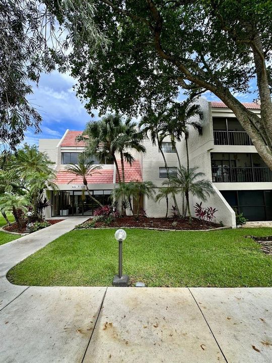 待售: $283,000 (1 贝兹, 1 浴室, 812 平方英尺)