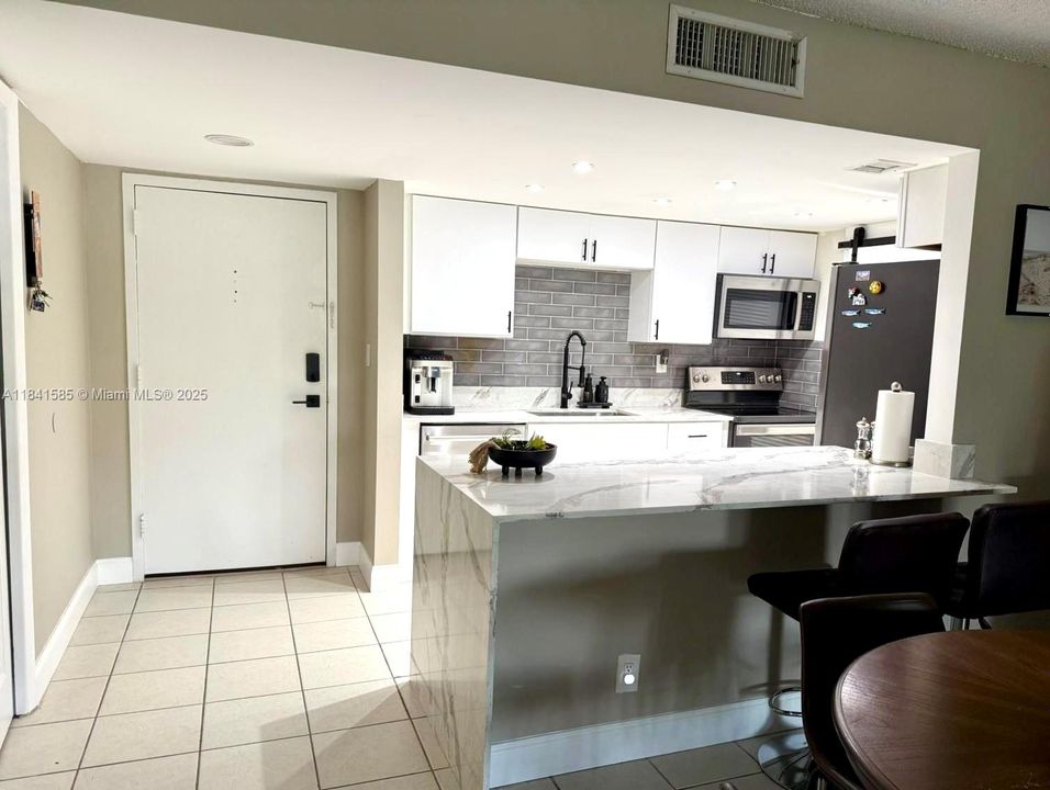 待售: $283,000 (1 贝兹, 1 浴室, 812 平方英尺)