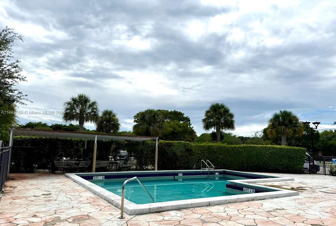 待售: $283,000 (1 贝兹, 1 浴室, 812 平方英尺)