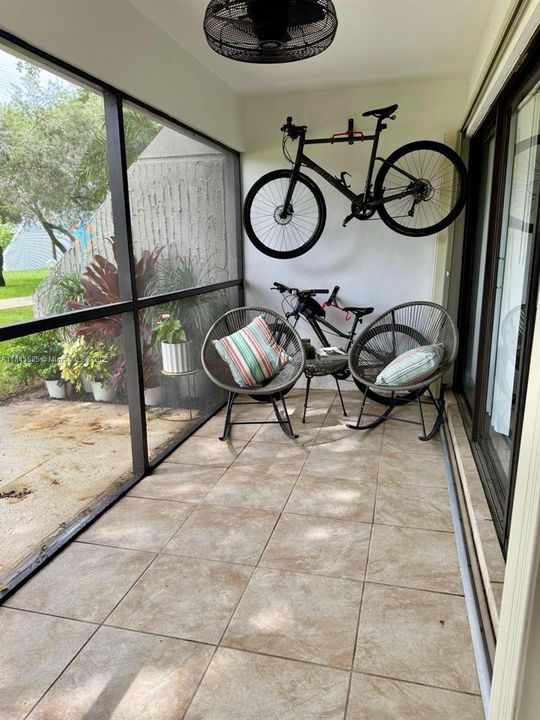 待售: $283,000 (1 贝兹, 1 浴室, 812 平方英尺)