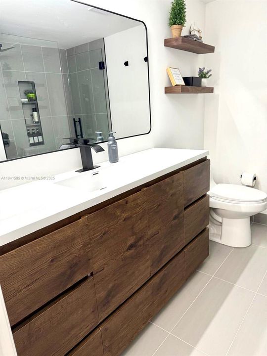 待售: $283,000 (1 贝兹, 1 浴室, 812 平方英尺)