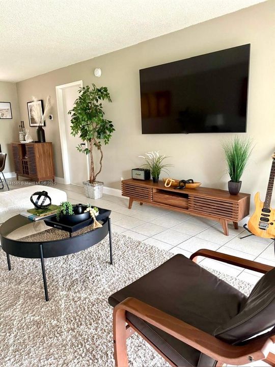 待售: $283,000 (1 贝兹, 1 浴室, 812 平方英尺)