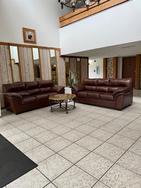 待售: $283,000 (1 贝兹, 1 浴室, 812 平方英尺)