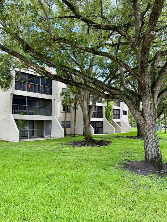 待售: $283,000 (1 贝兹, 1 浴室, 812 平方英尺)