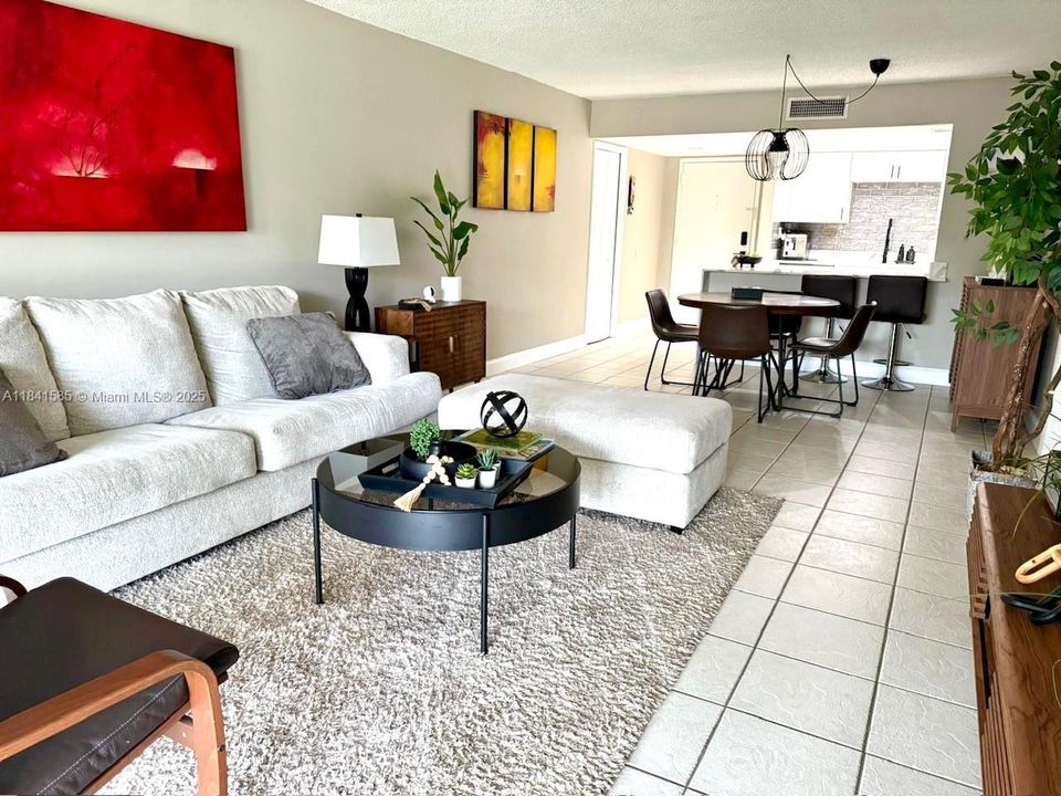 待售: $283,000 (1 贝兹, 1 浴室, 812 平方英尺)