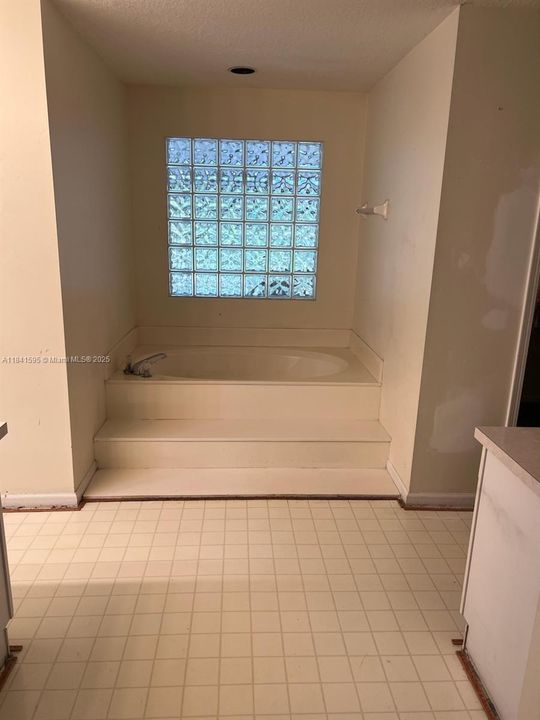 最近售出: $675,000 (4 贝兹, 2 浴室, 2385 平方英尺)