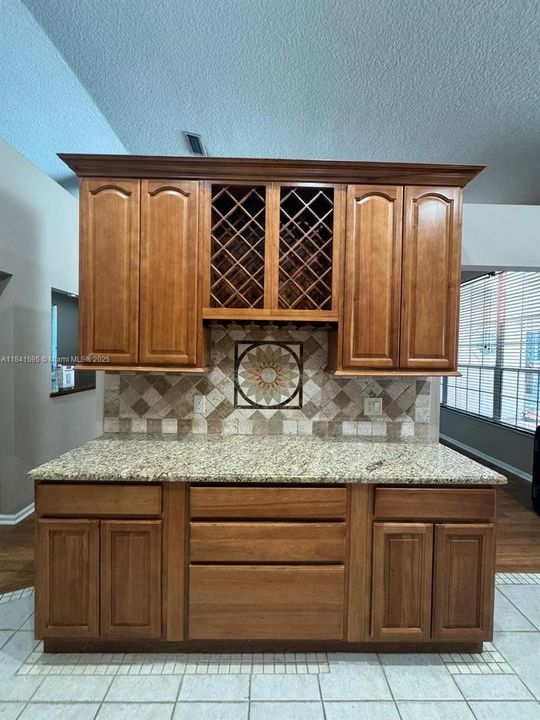 最近售出: $675,000 (4 贝兹, 2 浴室, 2385 平方英尺)