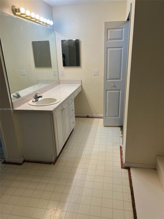 最近售出: $675,000 (4 贝兹, 2 浴室, 2385 平方英尺)