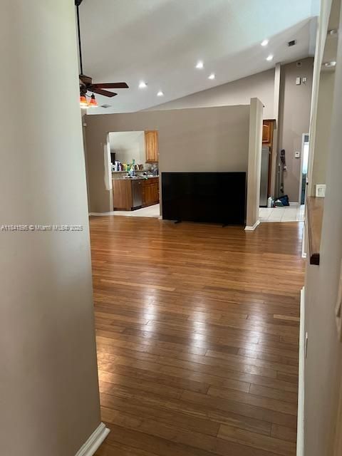 最近售出: $675,000 (4 贝兹, 2 浴室, 2385 平方英尺)