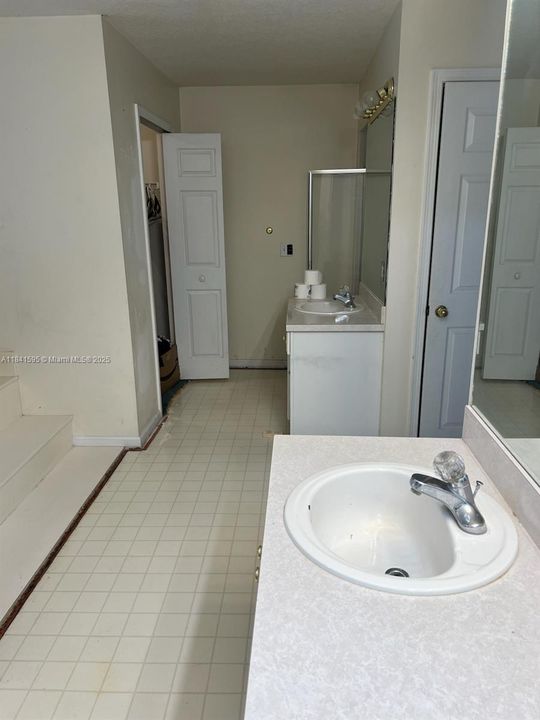 最近售出: $675,000 (4 贝兹, 2 浴室, 2385 平方英尺)