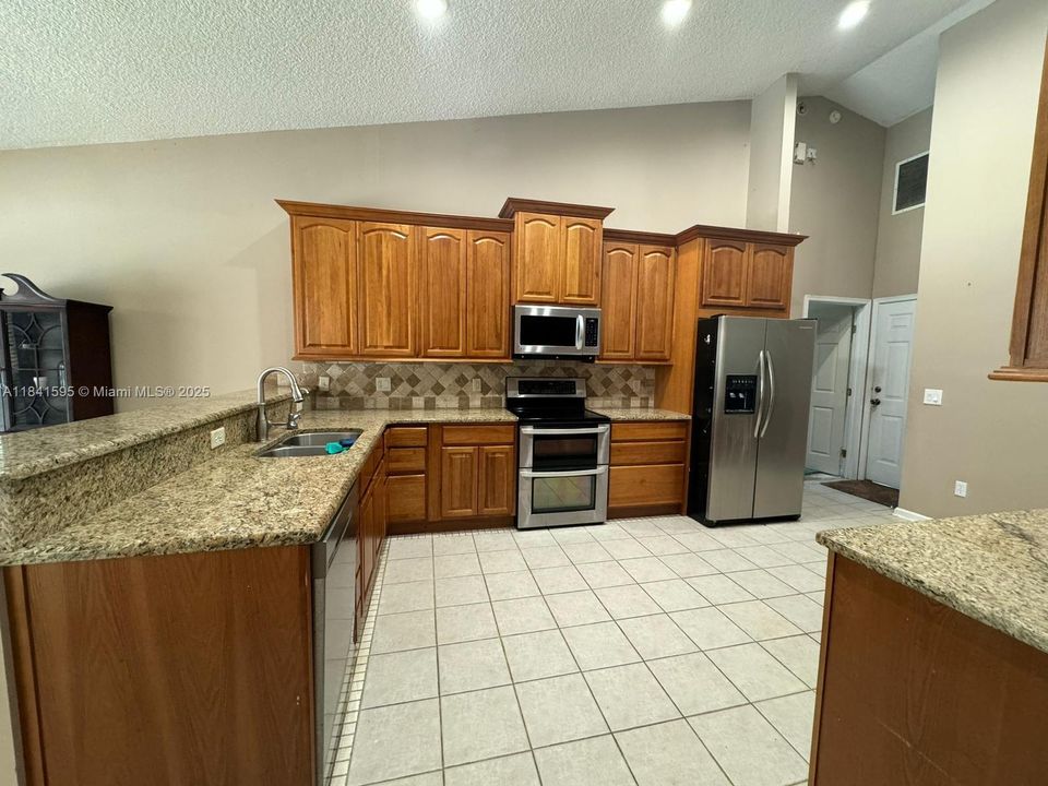 最近售出: $675,000 (4 贝兹, 2 浴室, 2385 平方英尺)