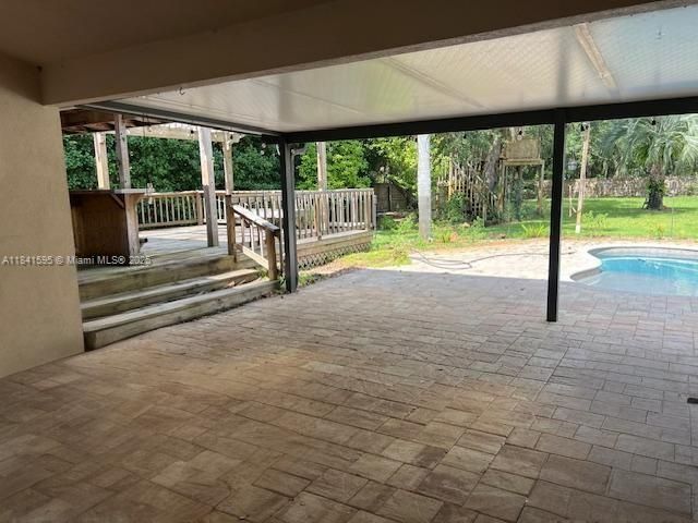 最近售出: $675,000 (4 贝兹, 2 浴室, 2385 平方英尺)