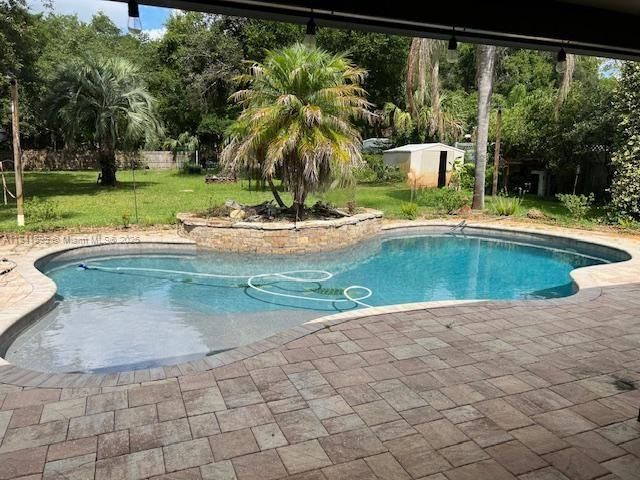 最近售出: $675,000 (4 贝兹, 2 浴室, 2385 平方英尺)